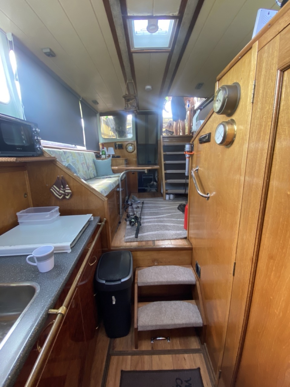 Neue Deckenverkleidung mit Kunstleder im Bootsinnenraum – vorher