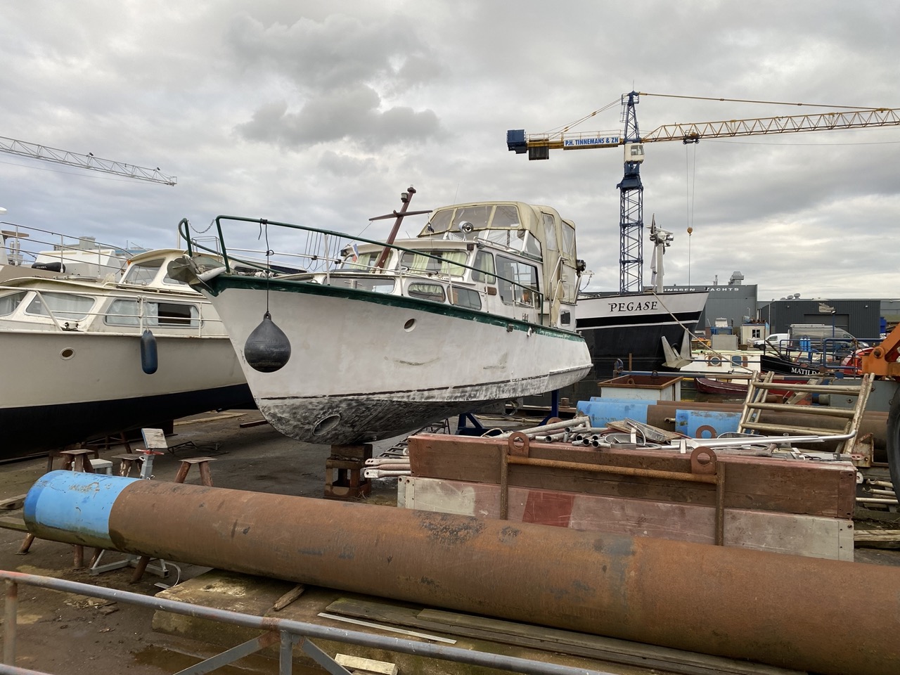 Kompletter Lackaufbau mit neuem Antifouling – vorher