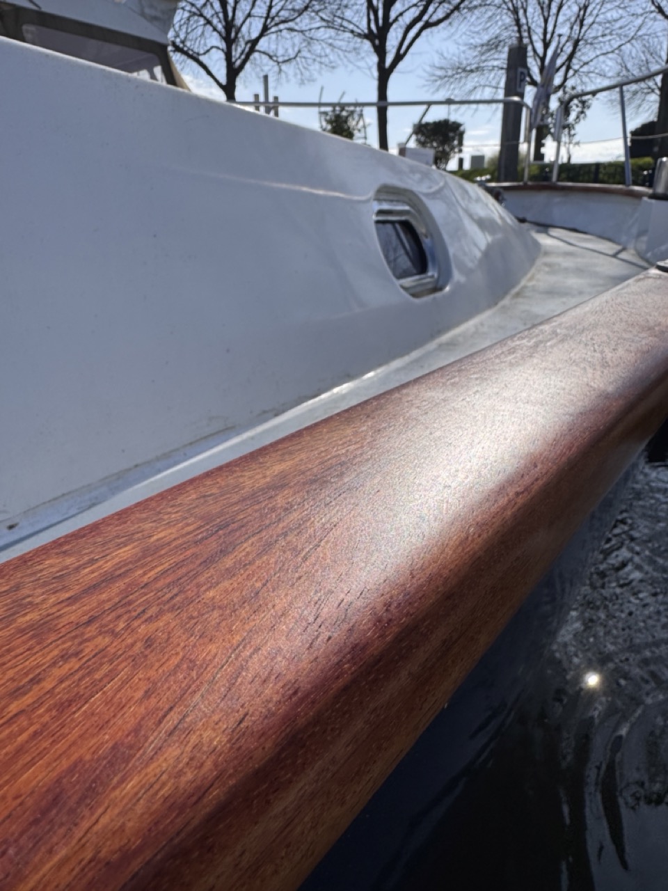 Restaurierung einer Teak-Reling – nachher