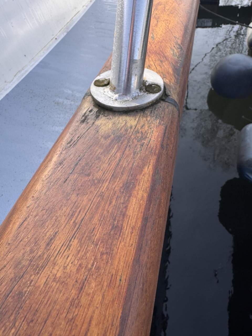 Restaurierung einer Teak-Reling – vorher