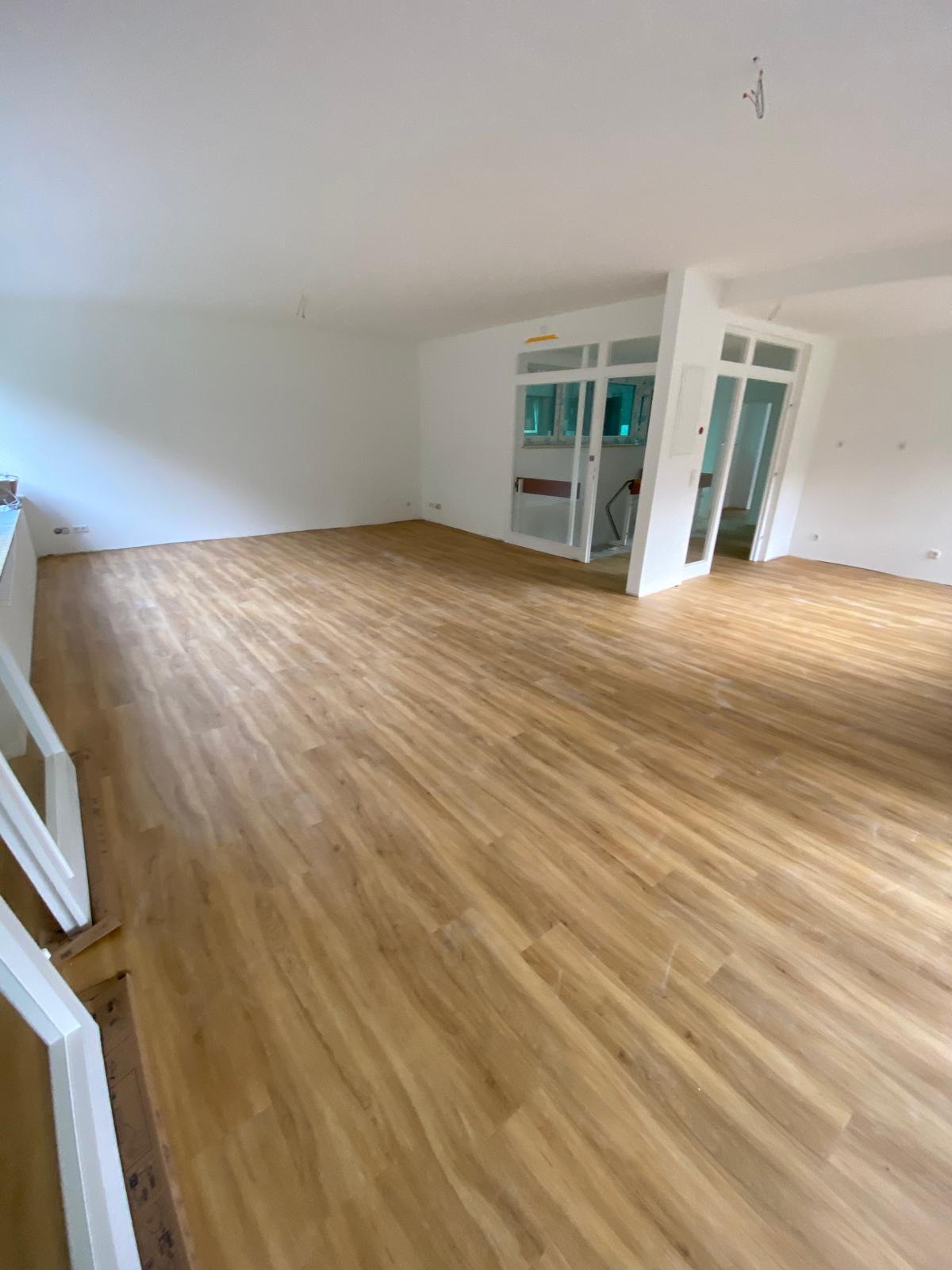 Sanierung der Bodenbeläge von zwei Bungalows – vorher