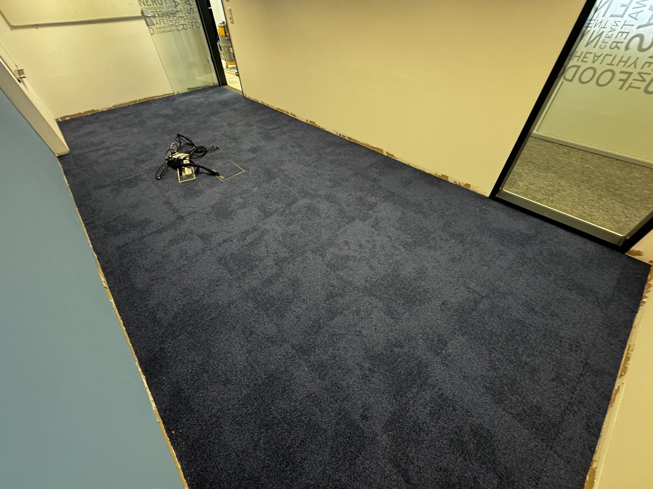 Teilverlegung in einem Bürotrakt – vorher