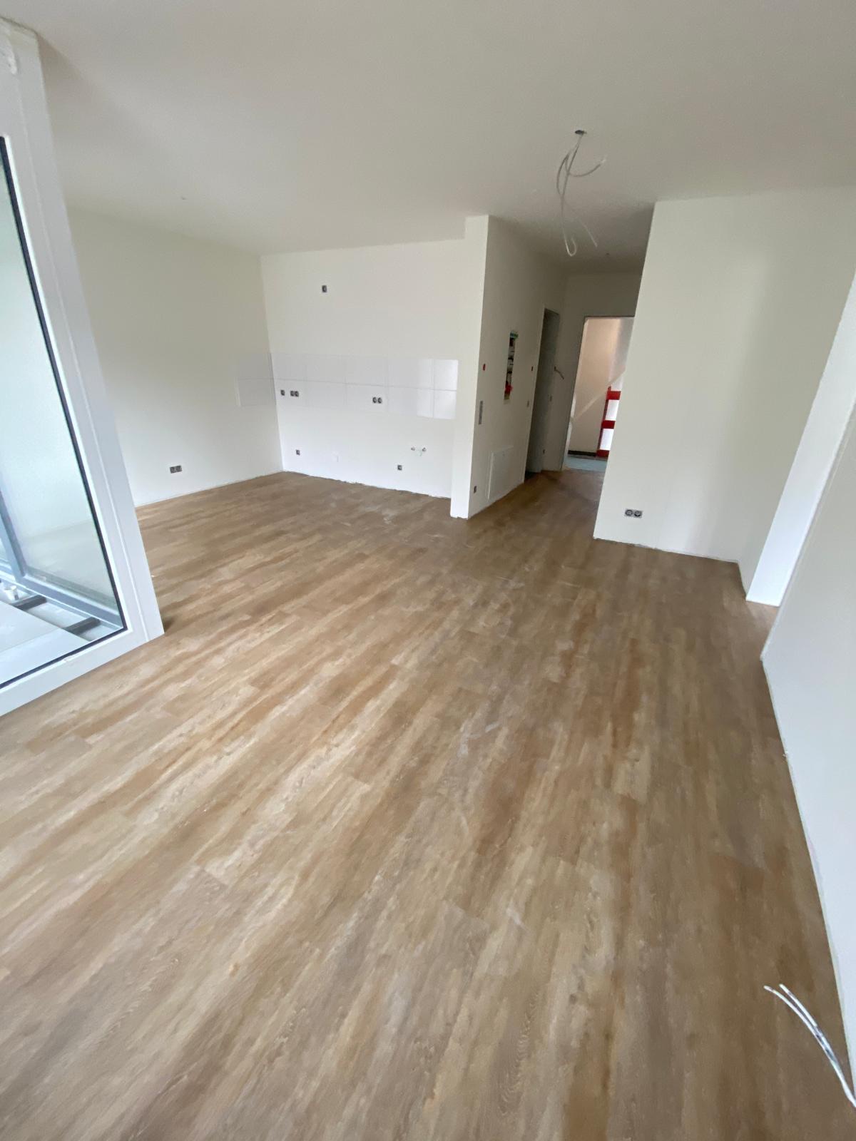 Bodenbeläge in einem Mehrfamilienhaus-Neubau – vorher