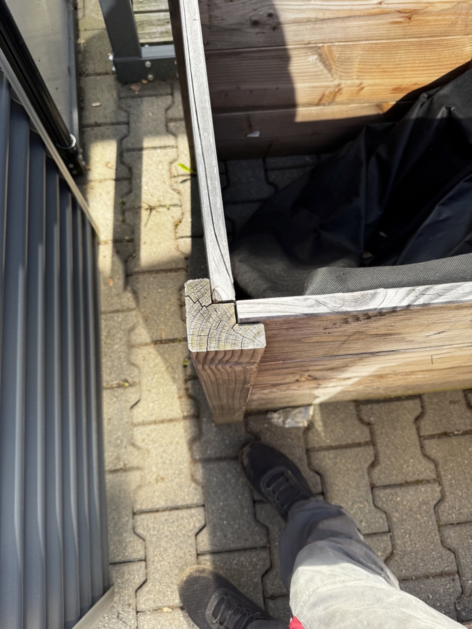 Mehrstufiges Hochbeet mit verschiedenen Anbauzonen – vorher
