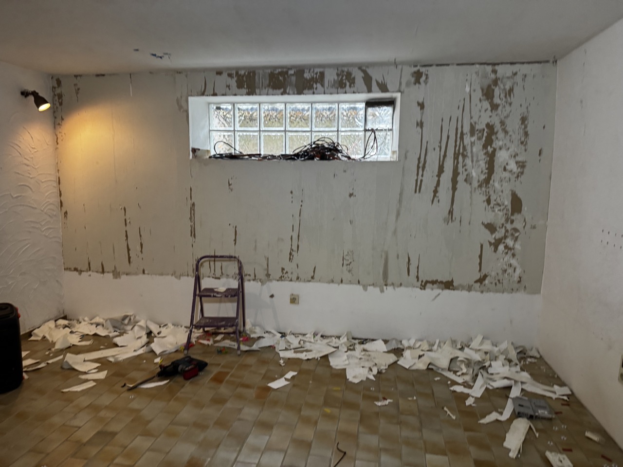 Kellerraum zum modernen Medienzimmer ausgebaut – vorher