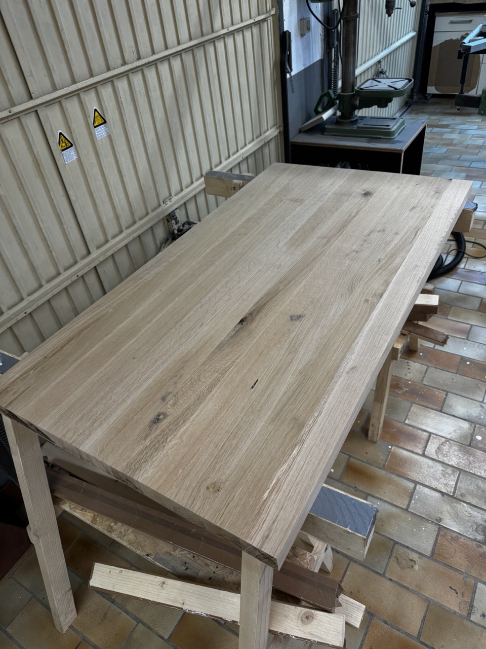 Moderner Couchtisch aus massiver Eiche – vorher