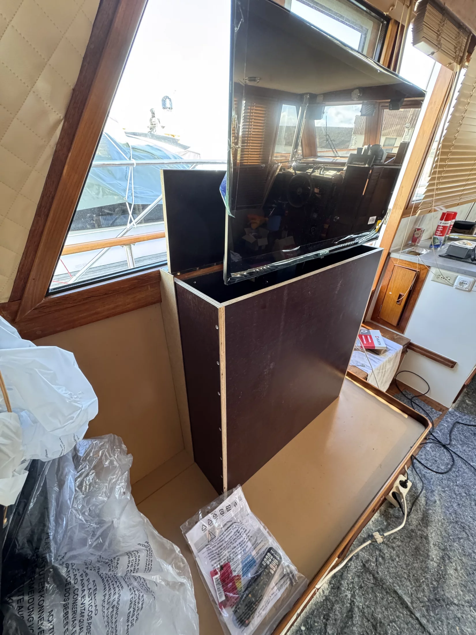 Vorher – Maßgefertigte TV-Box mit integriertem Lift