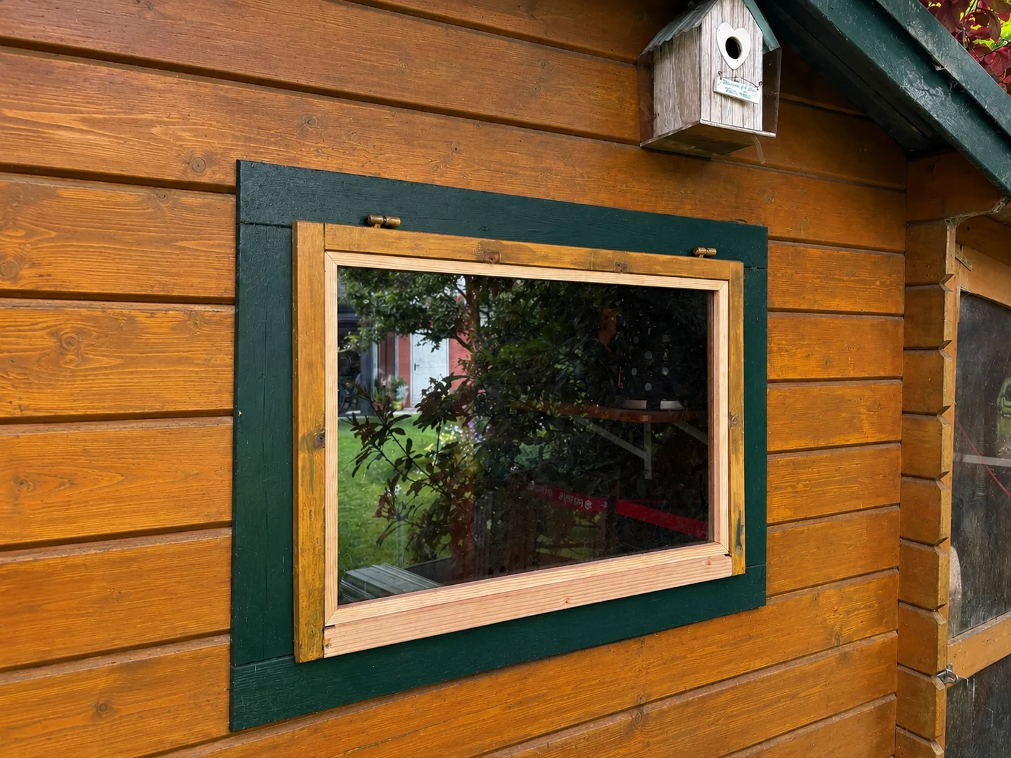 Reparatur einer verwitterten Gartenhaustür und Fenster – nachher