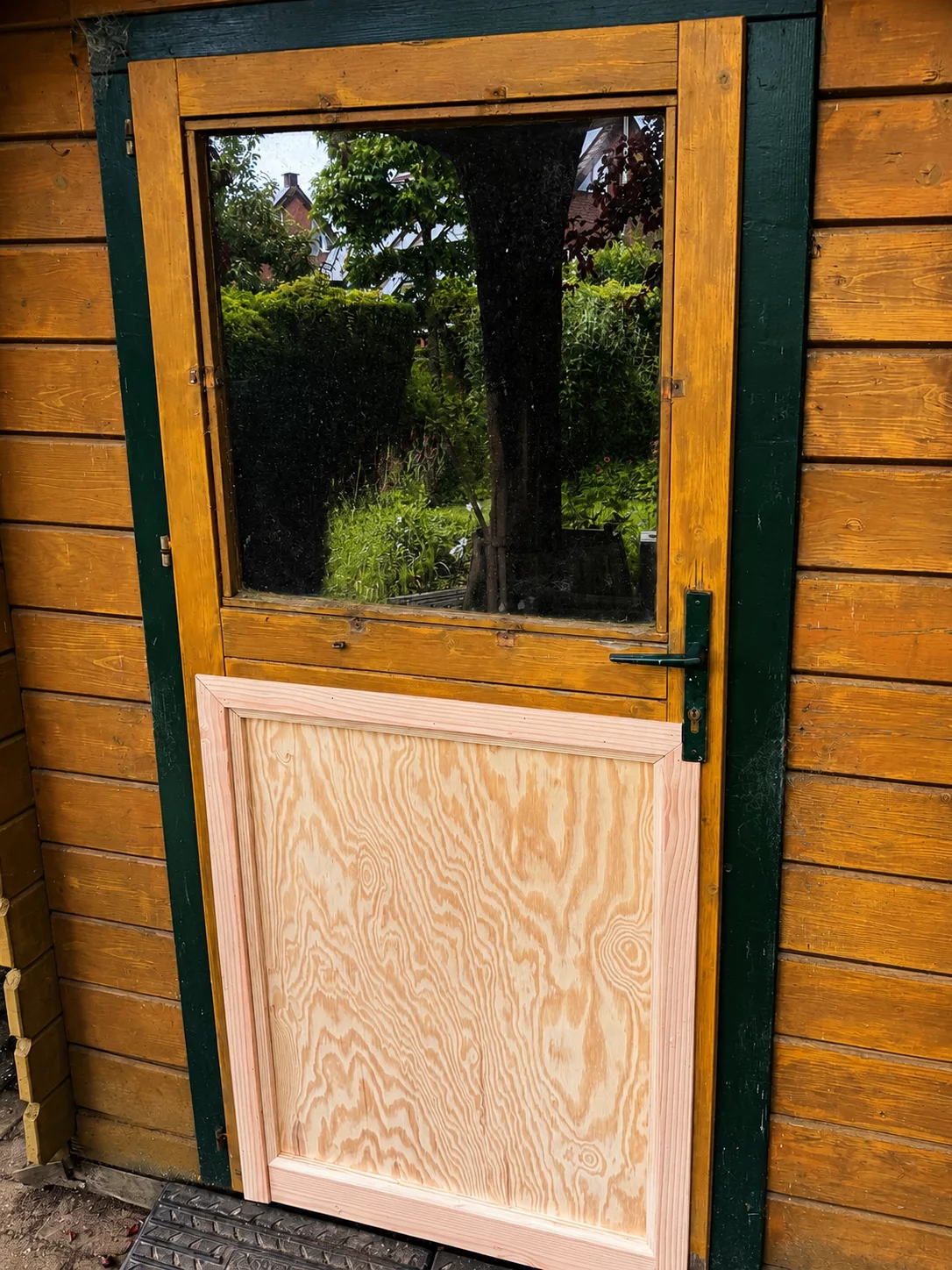 Nachher – Reparatur einer verwitterten Gartenhaustür und Fenster