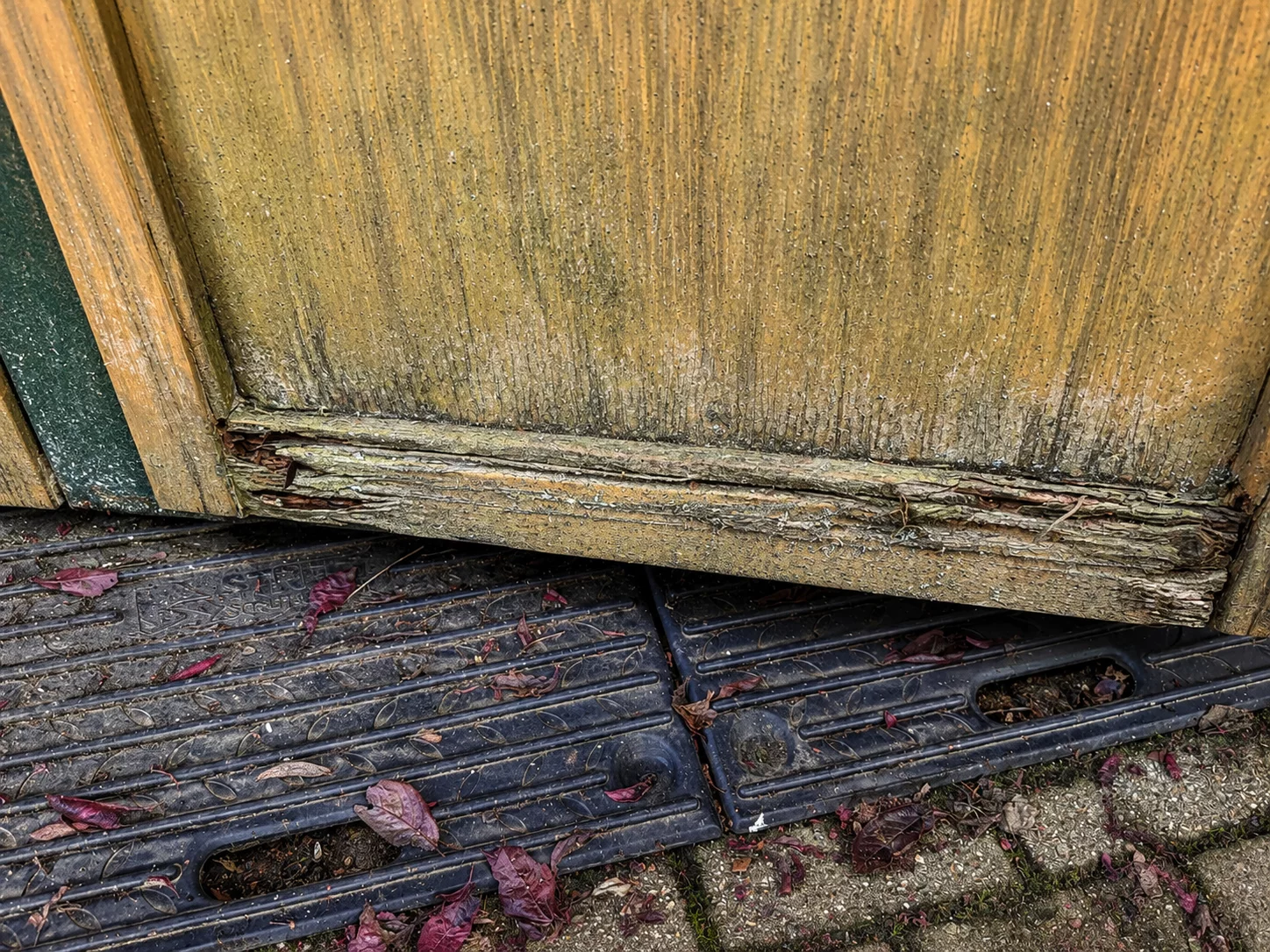 Vorher – Reparatur einer verwitterten Gartenhaustür und Fenster