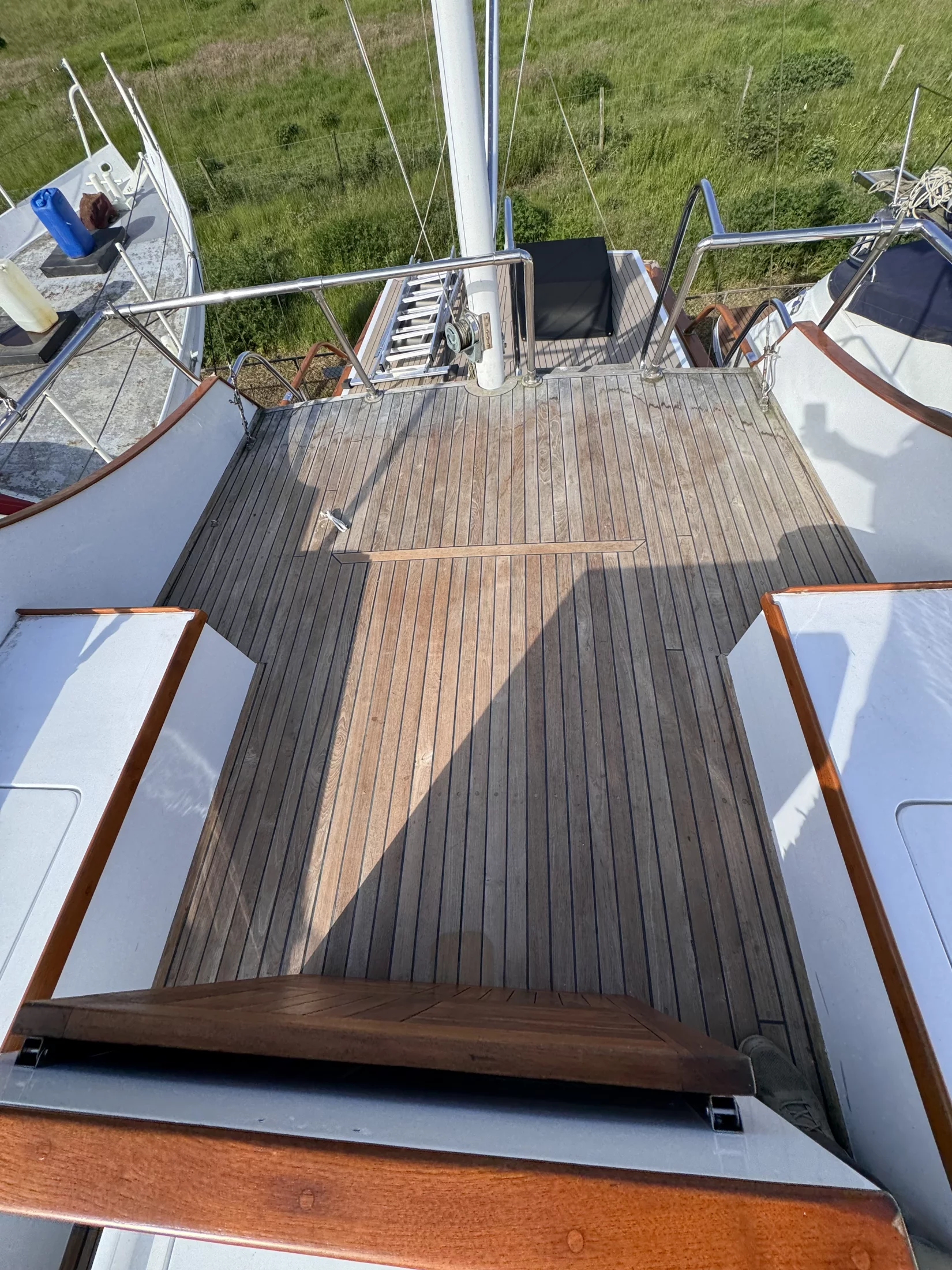 Teakdeck professionell aufbereitet – vorher