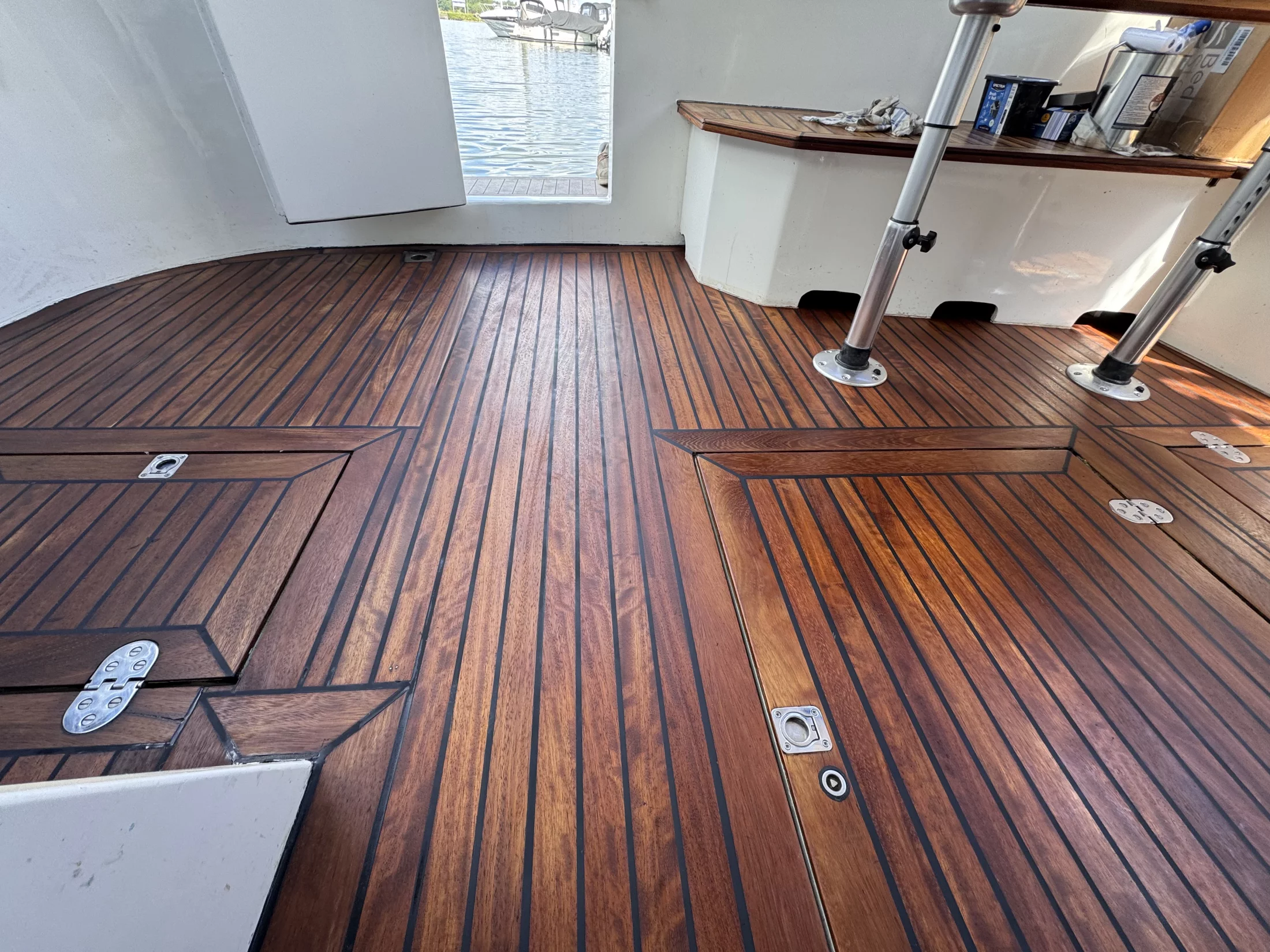 Sanierung eines lackierten Teakdecks – nachher
