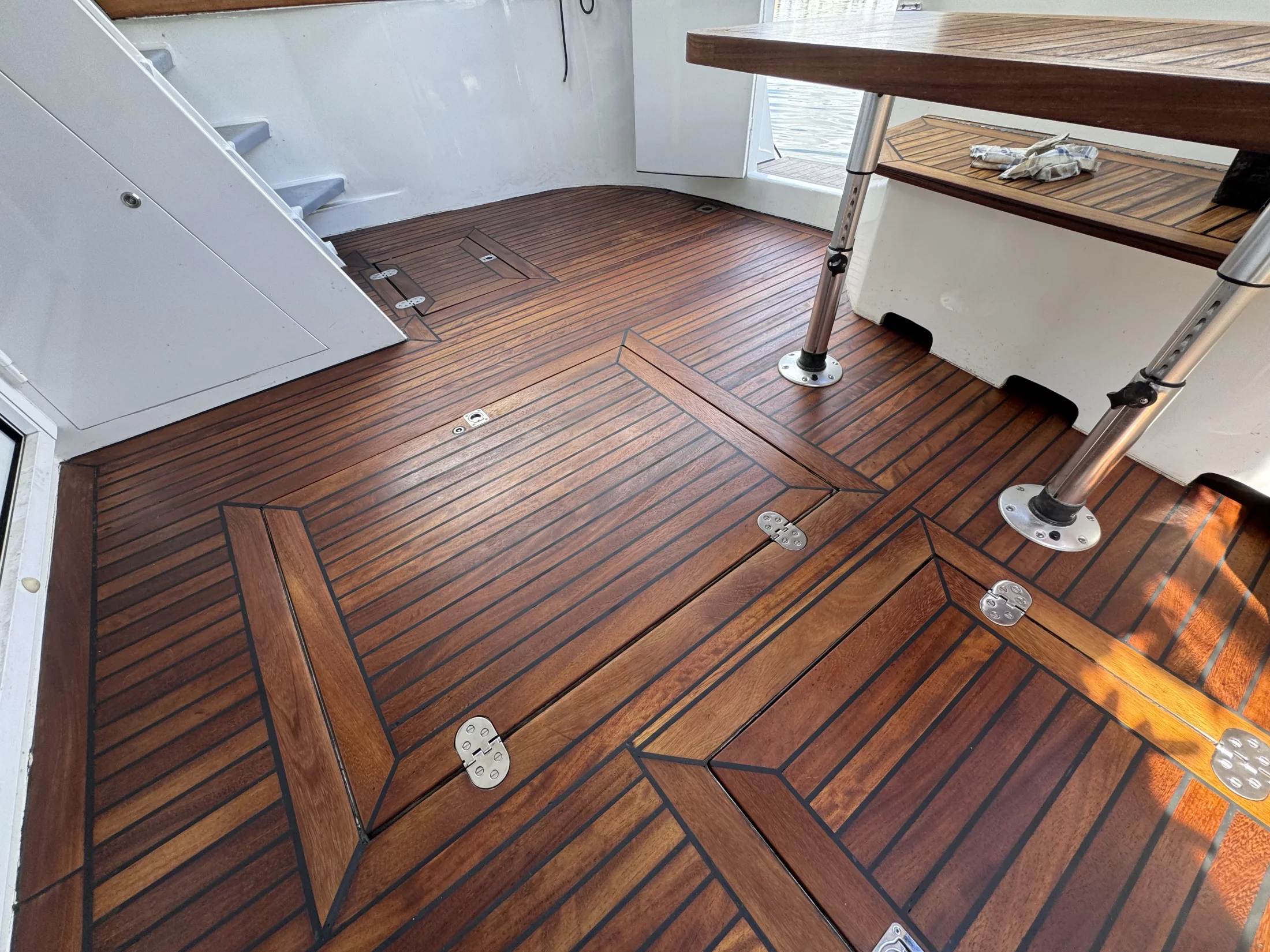 Nachher – Sanierung eines lackierten Teakdecks